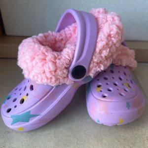 Toddler girl size 7/8 fleece lined plastic clogs